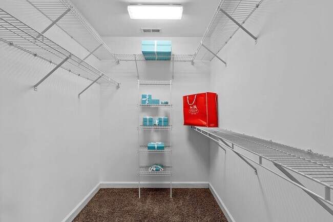 Building Photo - Location meets effortless living in this beautiful END UNIT townhome