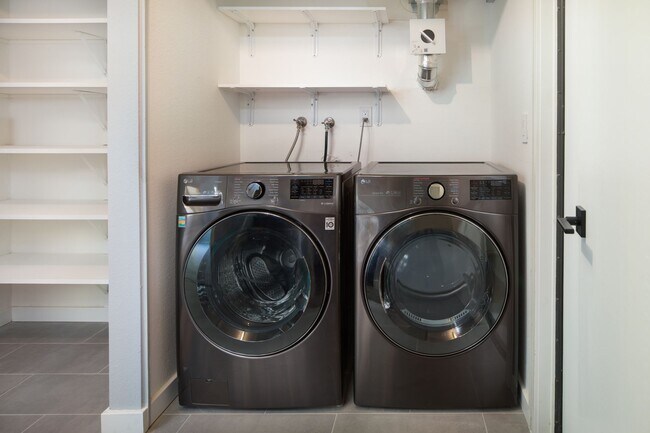 Building Photo - Gorgeous 3bd/2ba Townhouse, complete interior renovation, Modern upgrades, Community Pool -FOUNDA...