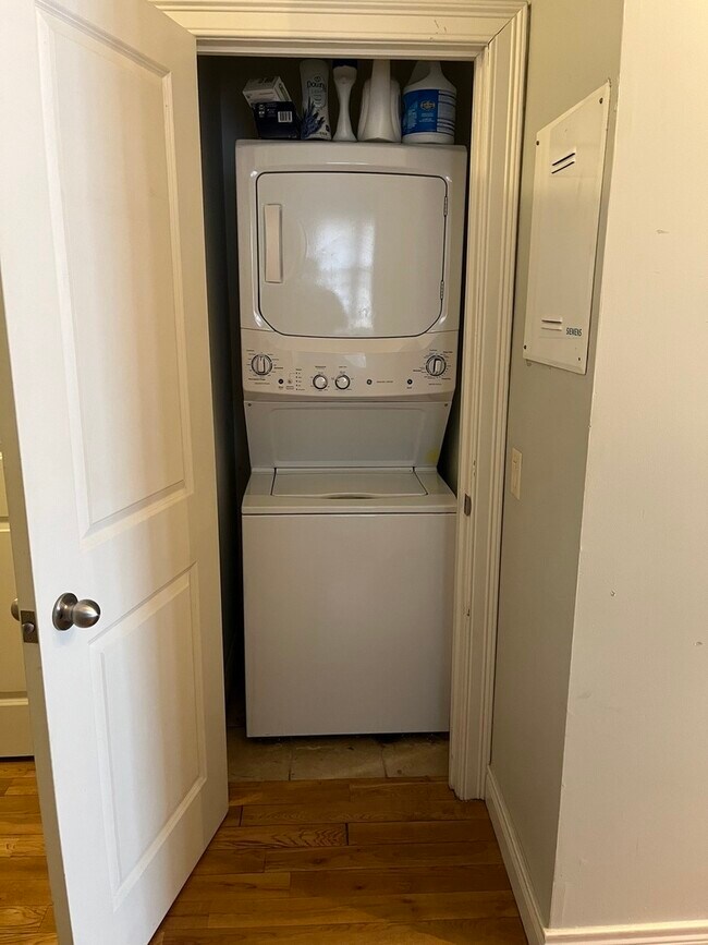 Building Photo - 1468 E 69th St