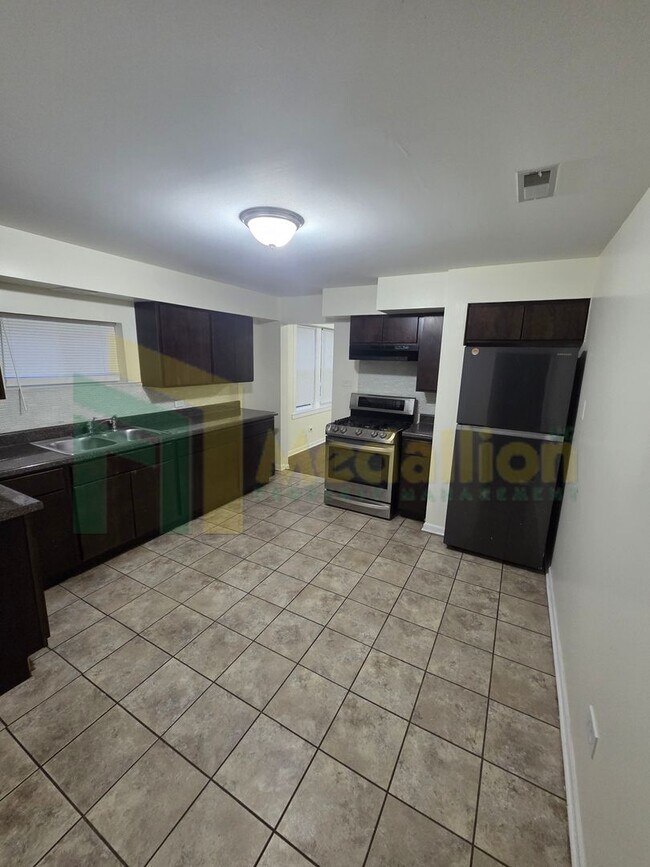 Building Photo - 9318 S Loomis St