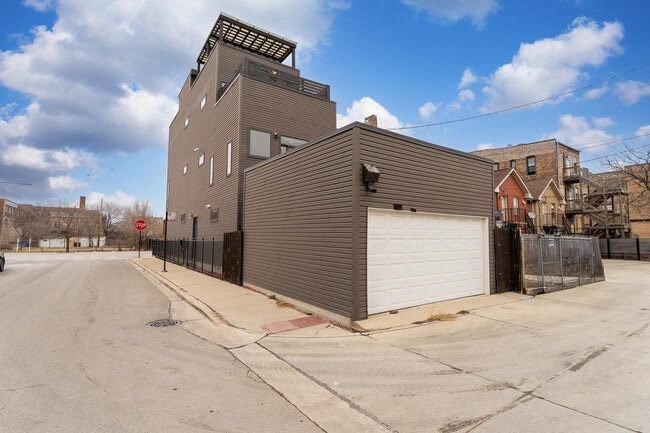 Building Photo - 2437 W Jackson Blvd
