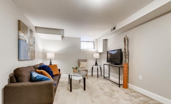 Building Photo - Charming 3 Bedroom/2.5 Bathroom Townhome with Finished Basement in Canton, MD!