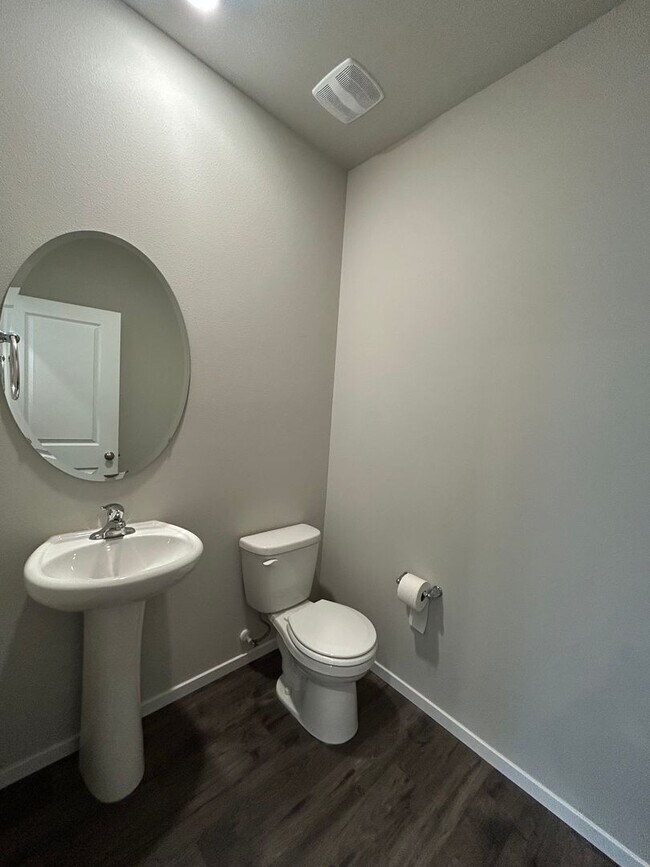 Building Photo - Beautiful 4 Bedroom Home with Attached Garage!