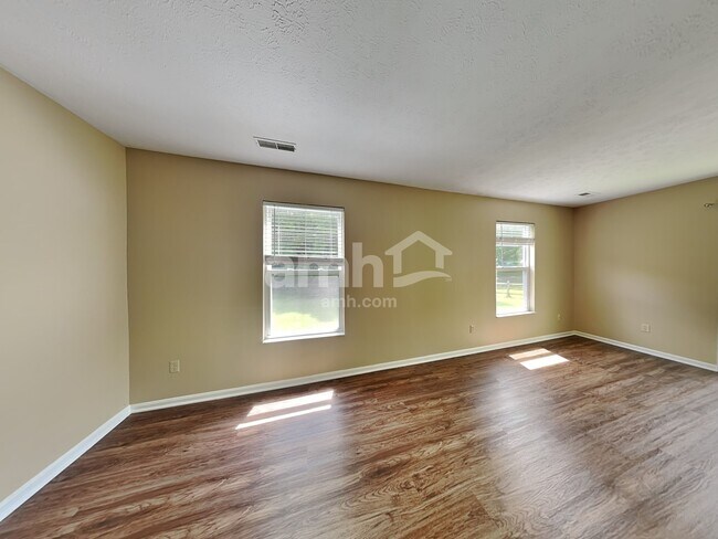 Building Photo - 10 Bobwhite Ct