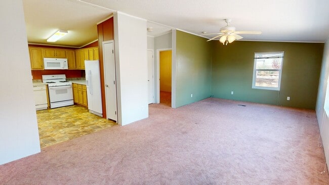 Building Photo - Unfurnished 2 bedroom home with large yard