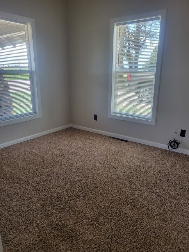 Building Photo - ALL PROSPECTIVE TENANTS MUST SUBMIT A $58 NON-REFUNDABLE APPLICATION FEE PER APPLICANT ONLINE AND...