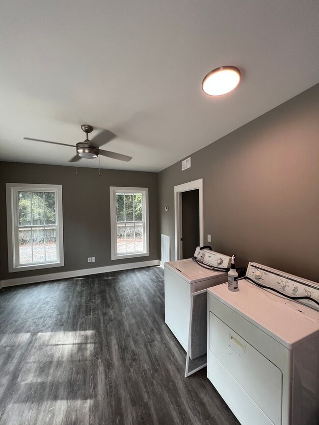 Building Photo - 1327 Park St