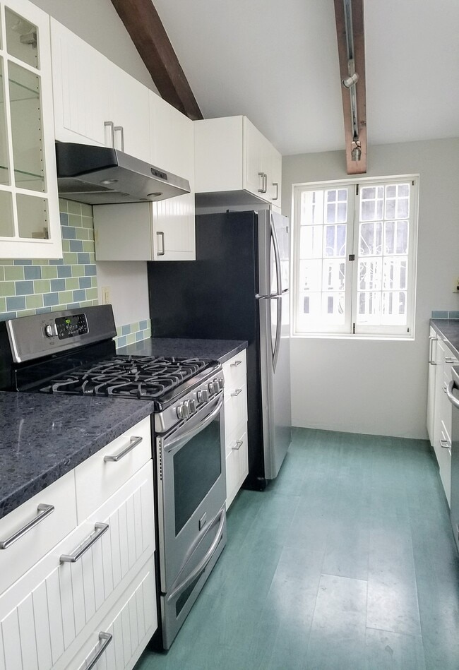 Building Photo - 257 Windward Ave