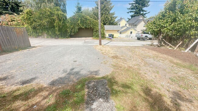 Building Photo - Classic 5bdrm/1.5 bath High St house with ...