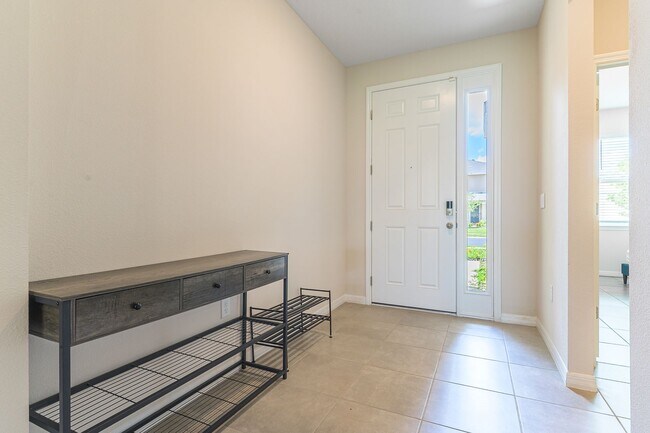 Building Photo - Pet Friendly, Spacious, modern 4 bed home ...