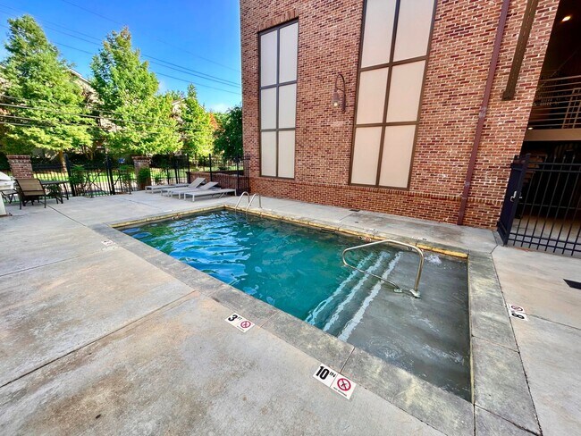 Building Photo - 2 Bedroom Condo In A Very Desirable Gated ...