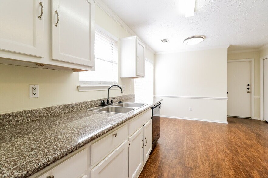 Building Photo - 20110 River Brook Dr