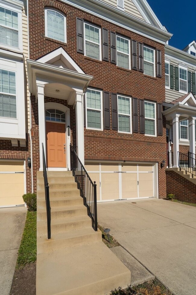 Building Photo - Gorgeous 3 Level Townhome