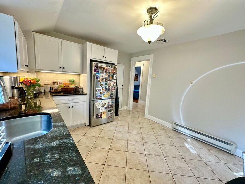 Building Photo - 11 Spring Park Ave