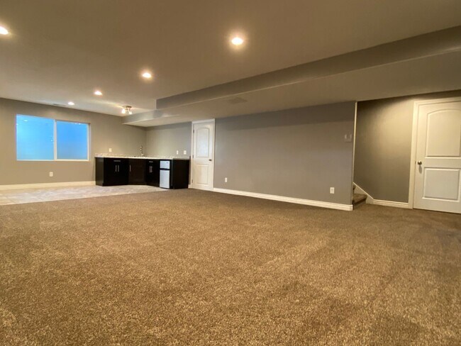 Building Photo - 5 Bedroom/3 Bathroom Home in Riverton