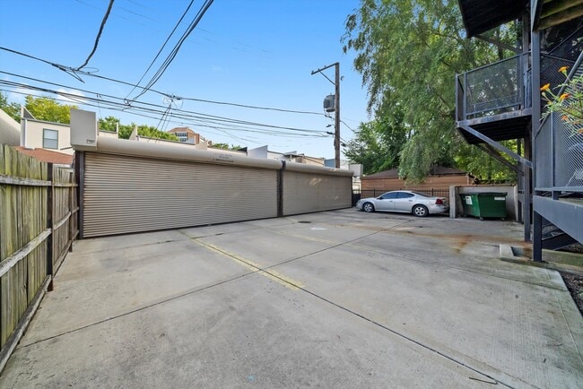 Building Photo - 450 E Bowen Ave