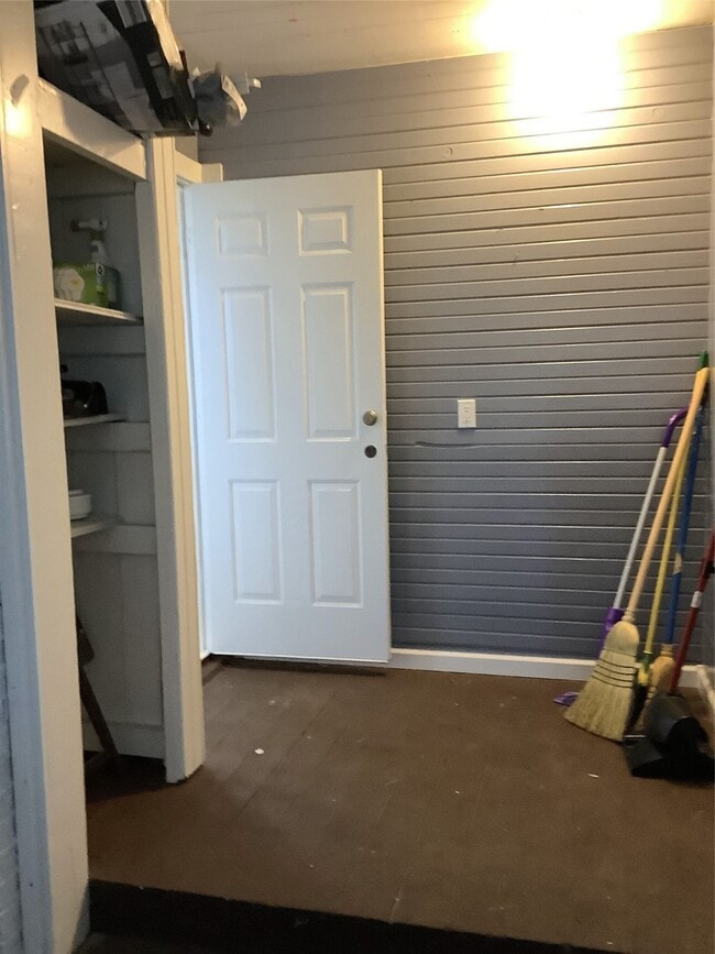 Building Photo - 715 S Market St