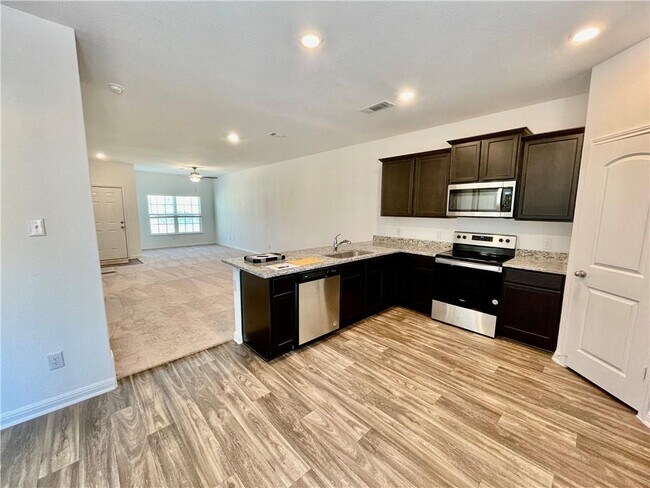 Building Photo - 126 Fox Glen Trl