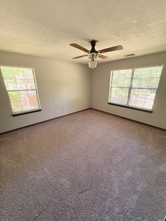 Building Photo - Charming 3-Bed, 2-Bath Home with 1623 sq. ft. of Comfort in the North Side of Tallahassee!