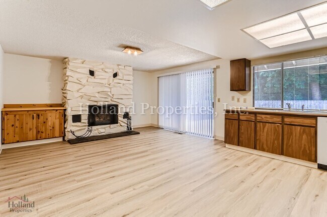 Building Photo - 1005 SW 192nd Ct
