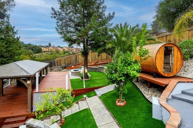 Building Photo - Luxury Living in Fountaingrove