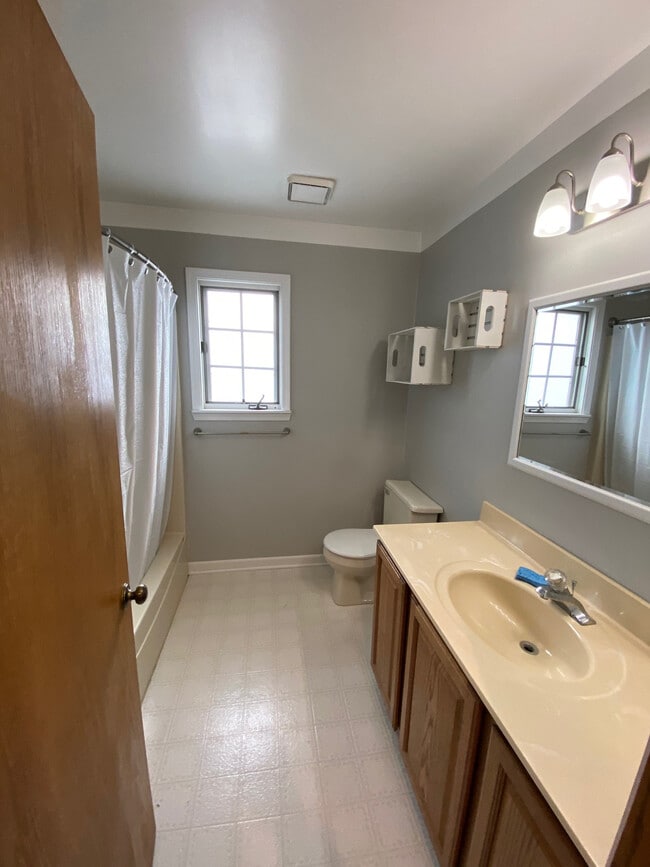 Building Photo - 558 Beachview Dr