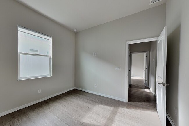 Building Photo - 3109 King Palm Dr