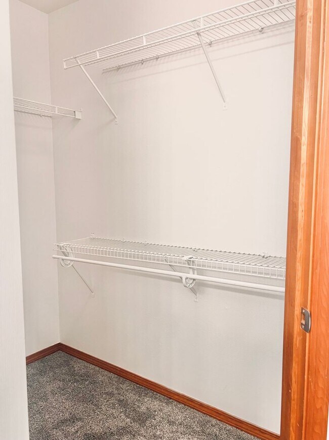 Building Photo - Enormous 4 Bed 2.5Bath + Bonus Room Great Lacey Neighborhood