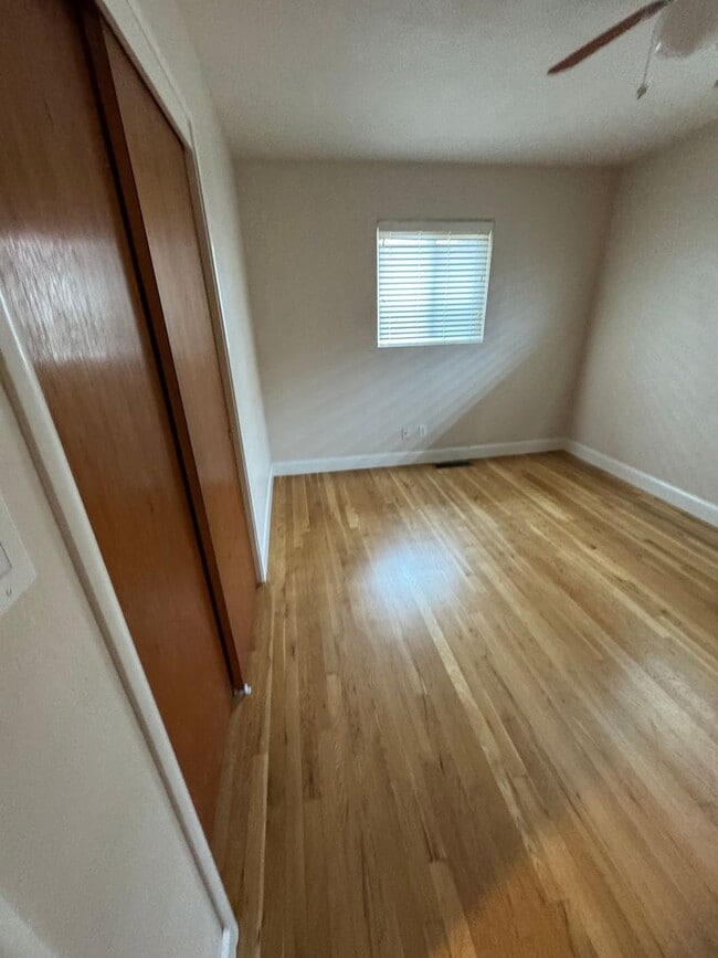 Building Photo - 913 Tara Pl