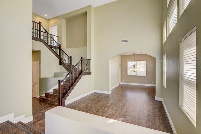 Building Photo - Stunning Summerlin Pool Home!