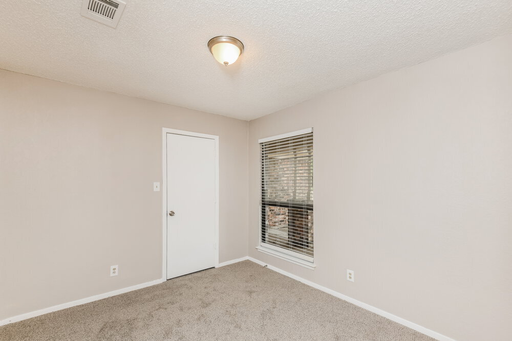 Building Photo - 3621 Willowbrook Dr