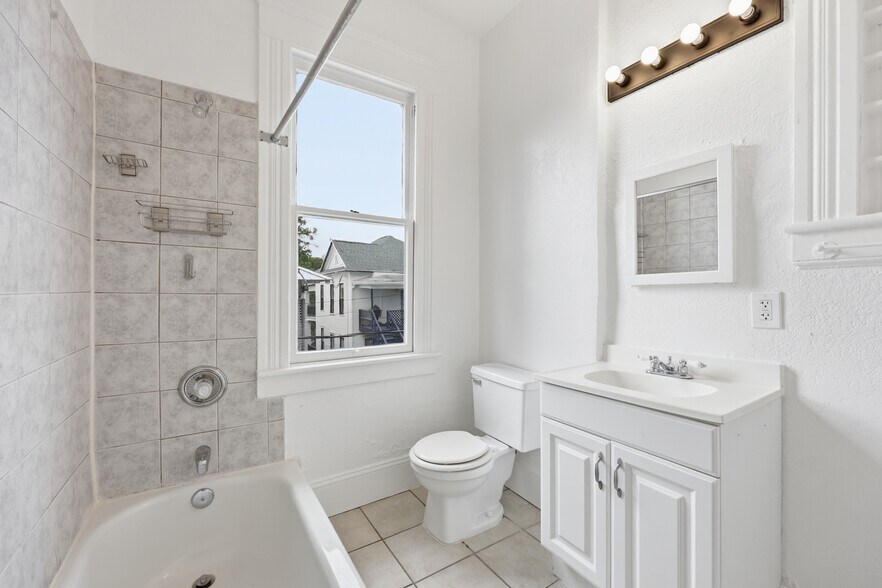 Bathroom - 2253 Herschel St