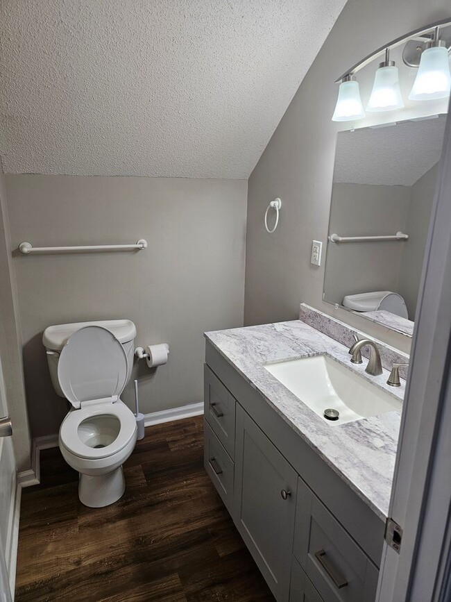 Building Photo - 1737 Moses Ave