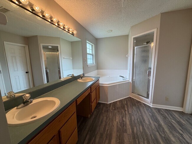 Building Photo - 401 Wild Grape Dr