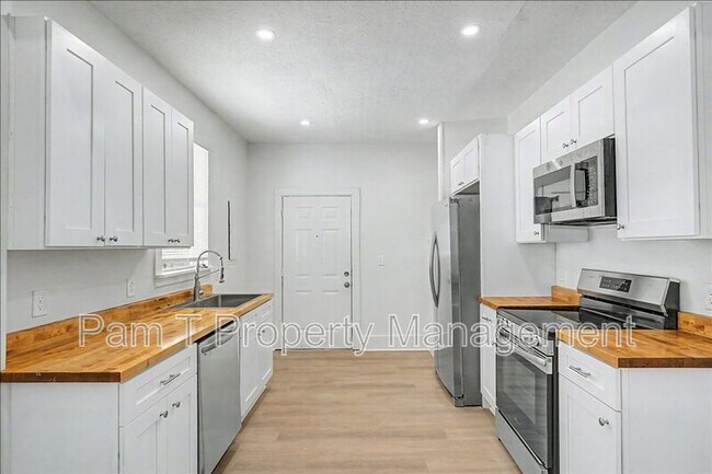 Building Photo - 615 W 39th St