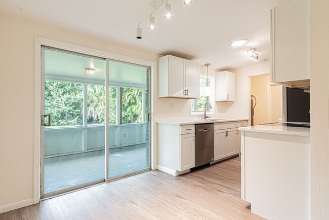 Building Photo - Annual Rental – Pet-Friendly Charming Napl...