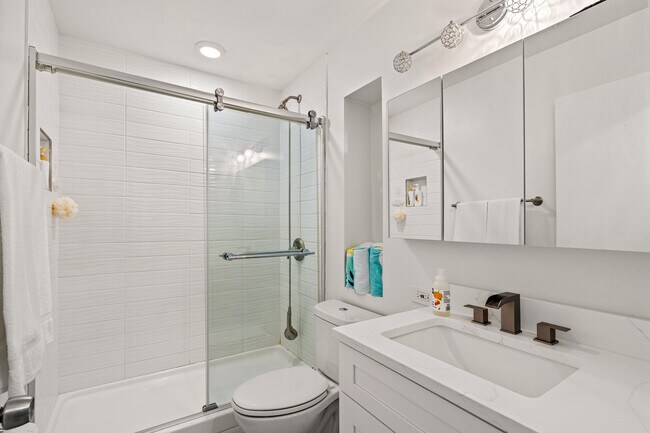 Building Photo - 9165 SE Yacht Club Cir