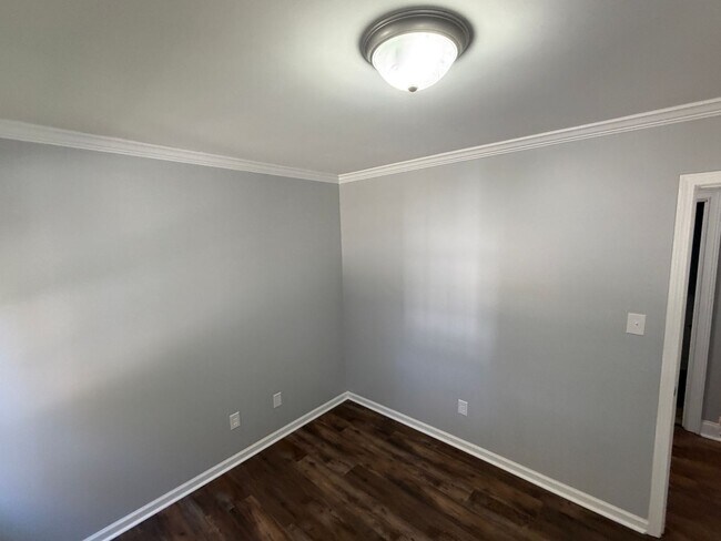 Building Photo - Remodeled bathrooms, new kitchen in this Nashville beauty - REDUCED!!