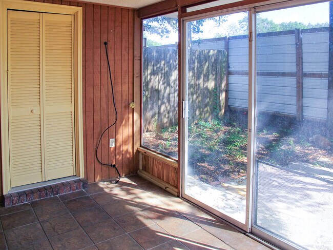 Building Photo - 618 Virginia Oak Ct