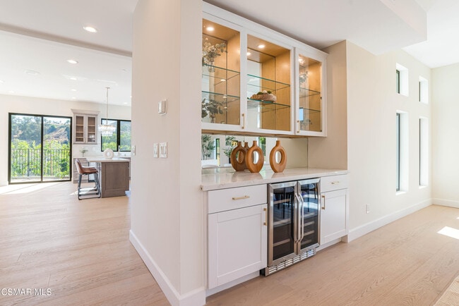 Building Photo - 252 Capri Dr