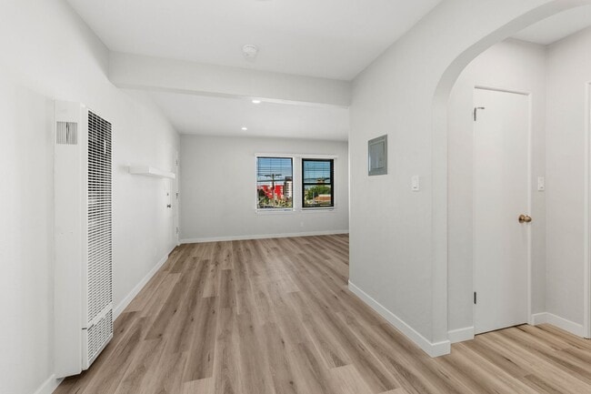 Building Photo - HILLCREST GREAT RENOVATED ONE BEDROOM APARTMENT.