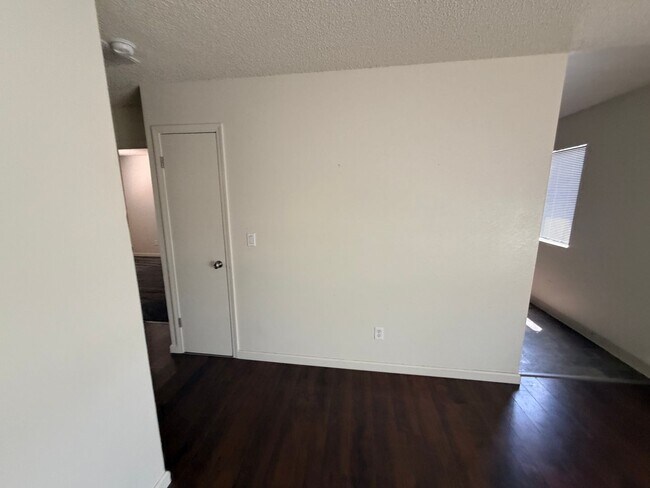 Building Photo - Reno Duplex - 1 Pet Friendly, Garage, Dishwasher, Washer/Dryer Hookups, Central A/C