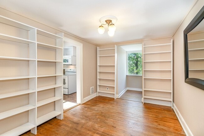 Building Photo - Green Hills Apartment for Rent!