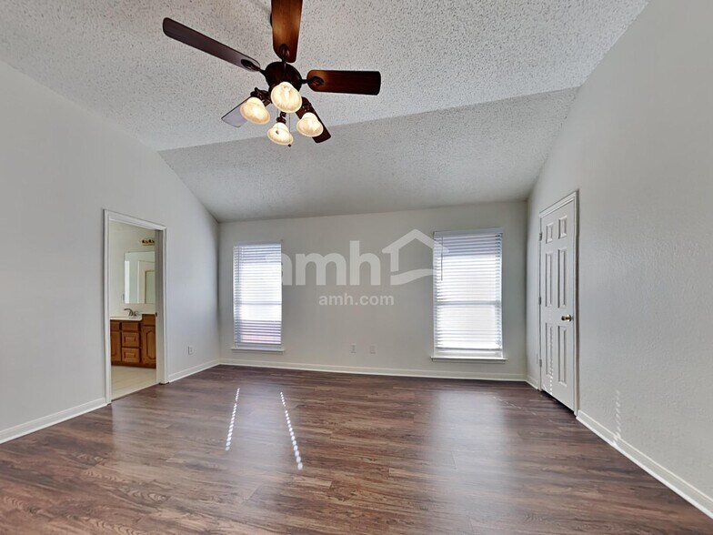 Building Photo - 532 N Parks Dr