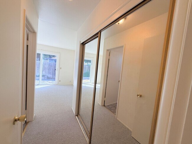 Building Photo - Newly Refreshed 3BD/2BA Home with Spacious Living Areas