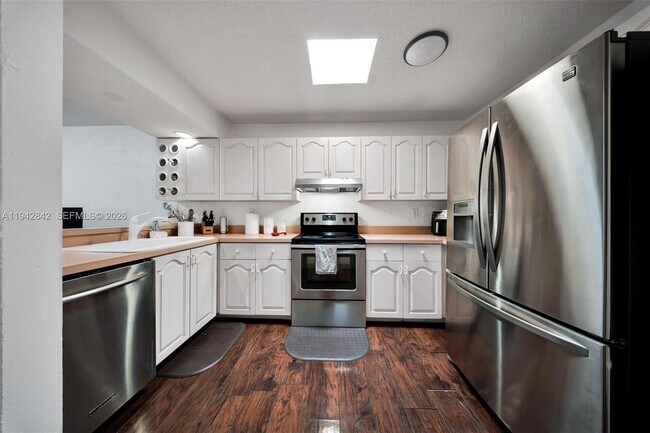 Building Photo - 15450 SW 143rd Ave