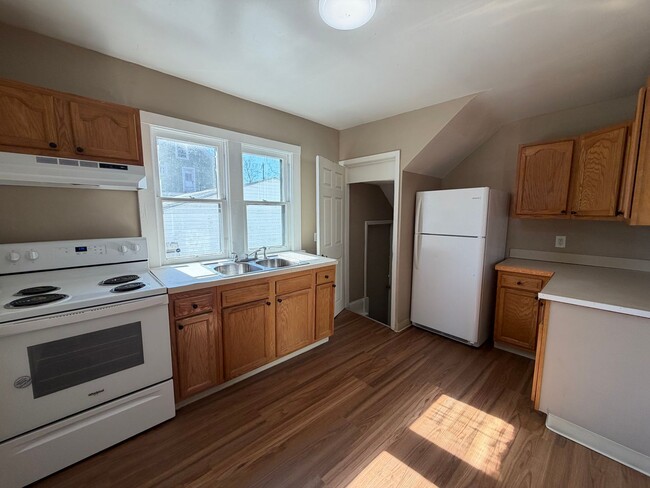 Building Photo - Cozy 3 Bed Home w/ 1-Car Garage