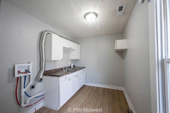 Building Photo - "Charming & Cozy 2BR, 2BA Retreat in Indianapolis - Your Perfect Urban Oasis Awaits!"