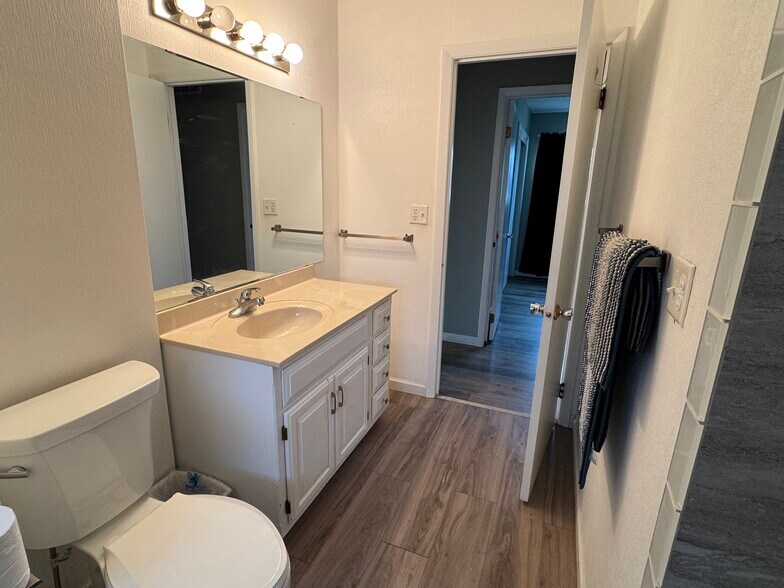 Building Photo - 4611 Scott St