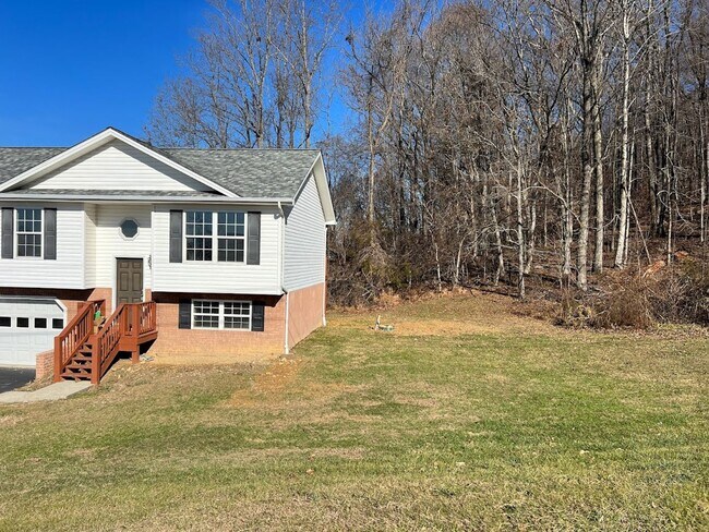 Building Photo - 3 bed 2 bath + 2 car garage- Jonesborough